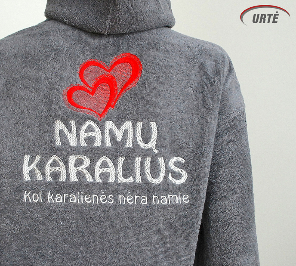 Siuvinėtas chalatas su raudonomis širdimis namų karaliui