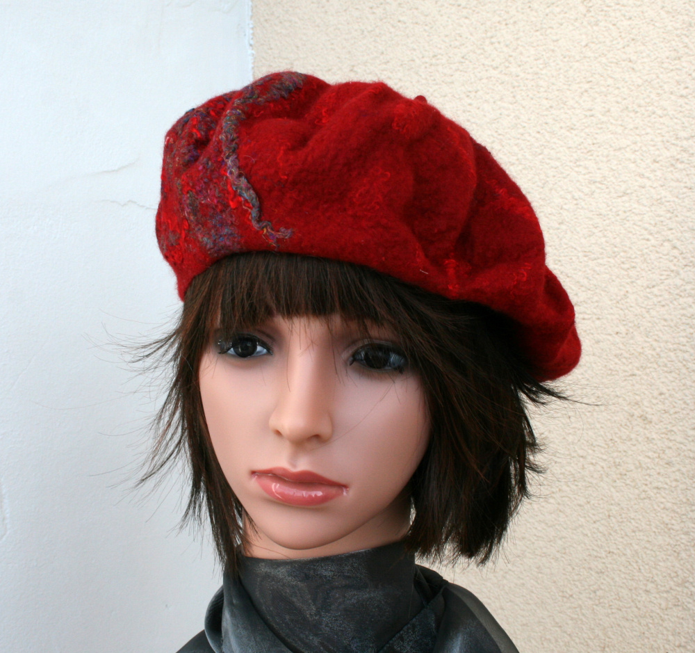 Velta beretė ,,RAUDONA ,,