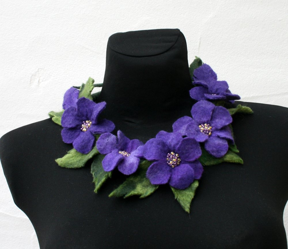 Kaklo papuošalas ,,VIOLETINIS SNAPUTIS ,,