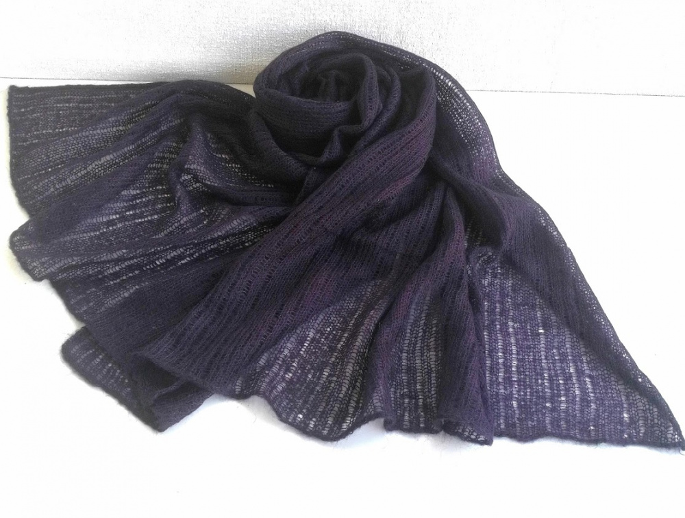 Tamsiai violetinis šalis iš moheros