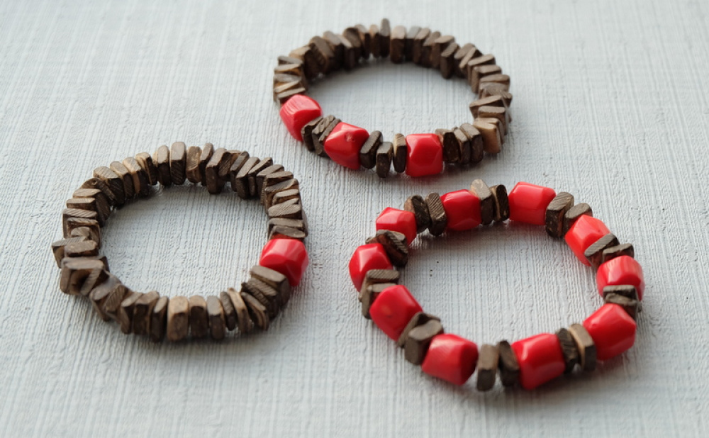 Coral and coconut bracelet TRIO