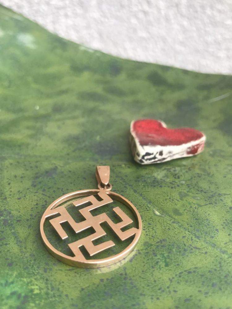 Feminine pendant with national motifs