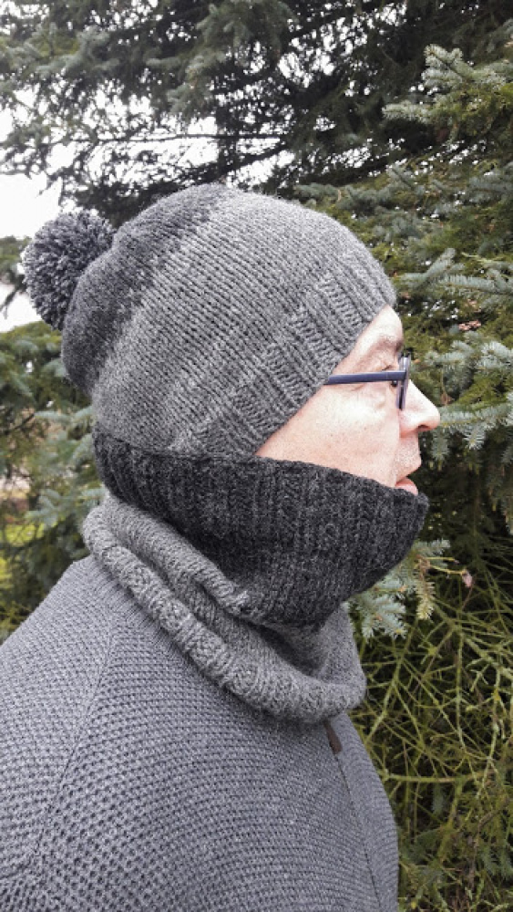 Pilka kepurė su mova