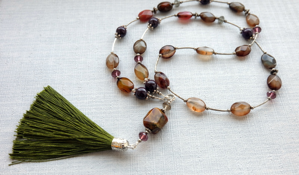  Long necklace with agate and silk tassel