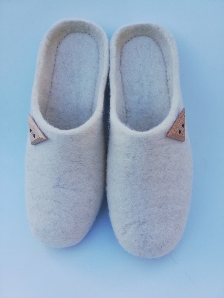 white dreame slippers picture no. 2