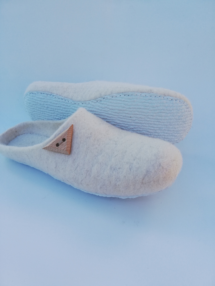 white dreame slippers picture no. 3