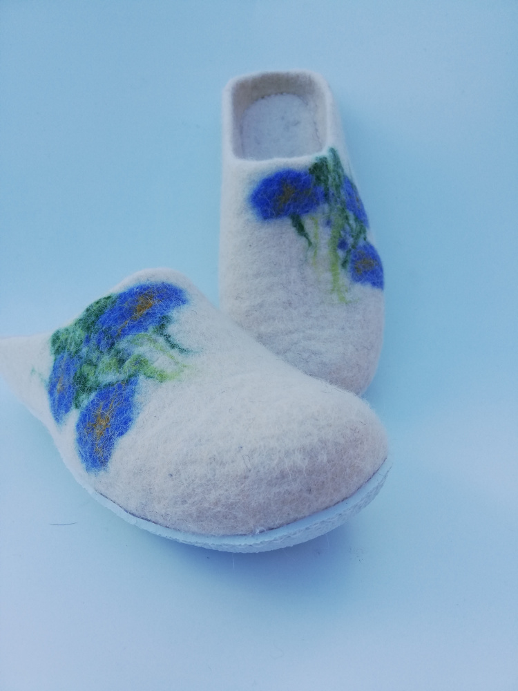 Blue flowers slippers