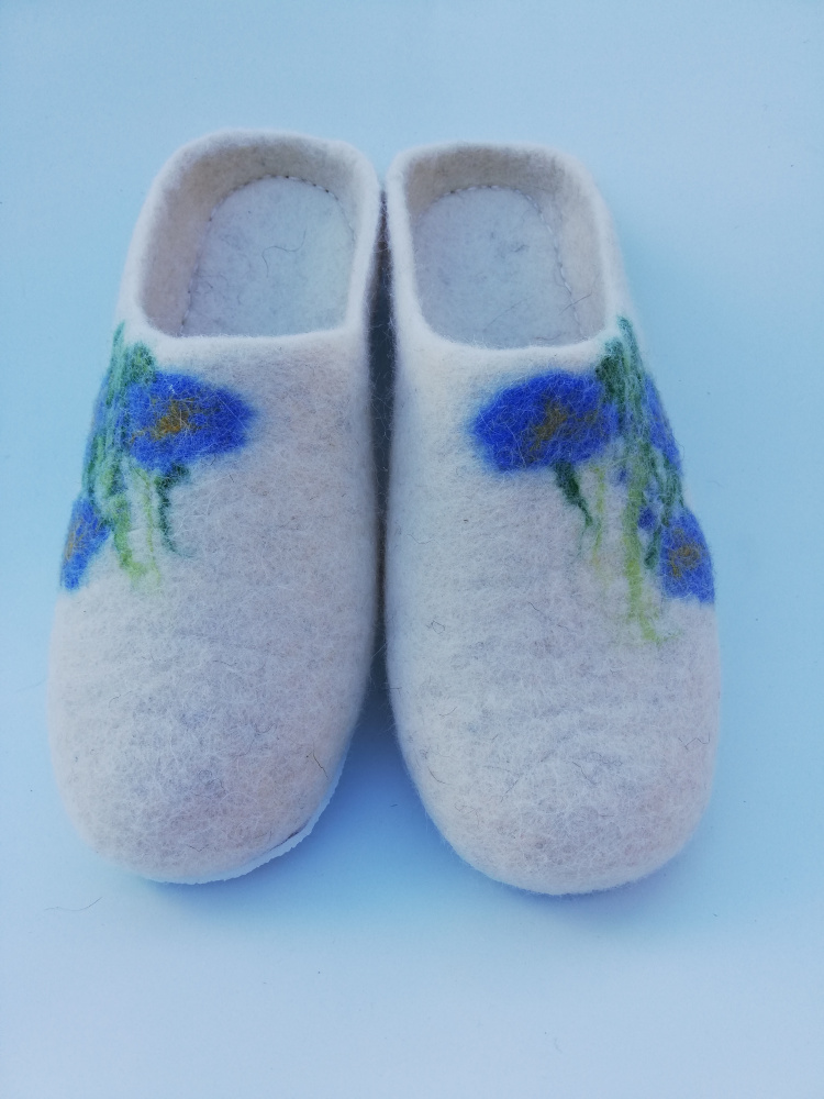 Blue flowers slippers picture no. 3