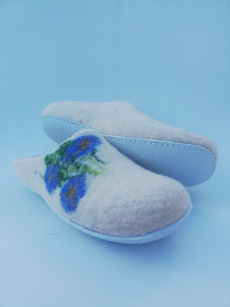 Blue flowers slippers picture no. 2