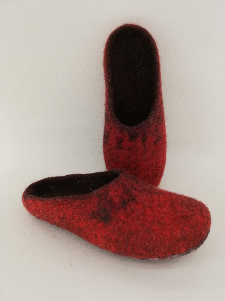 Red/black slippers