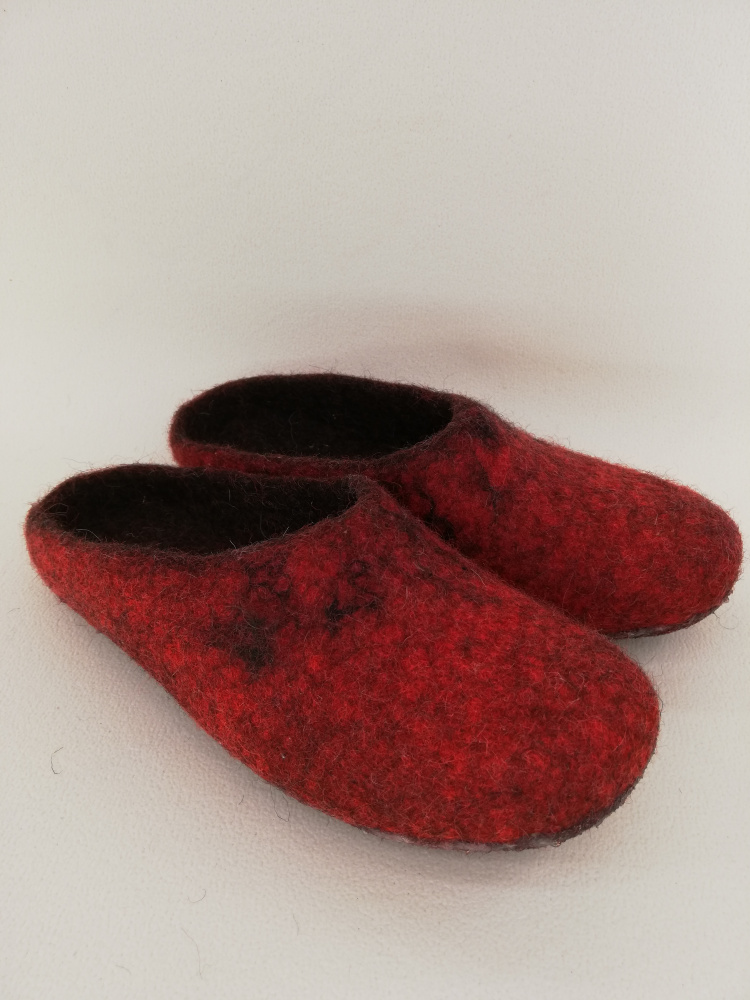 Red/black slippers picture no. 3