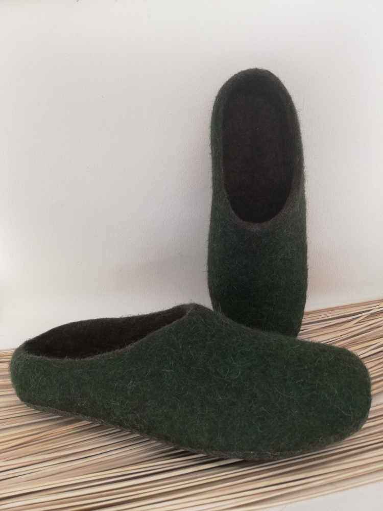 man's slippers green/black
