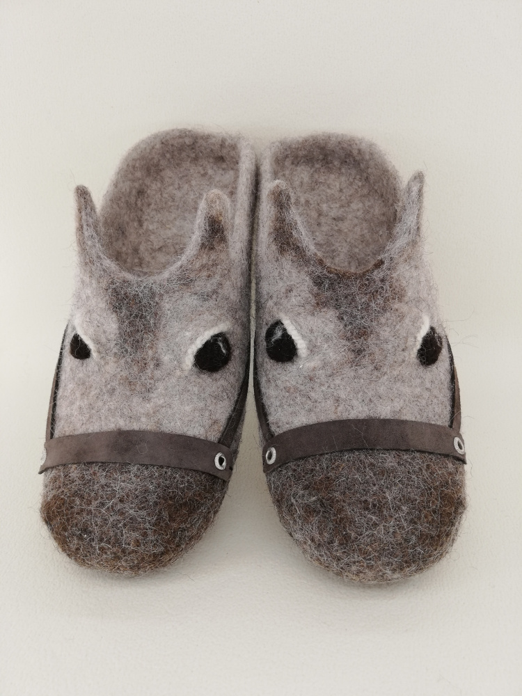 Grey horse slippers picture no. 2