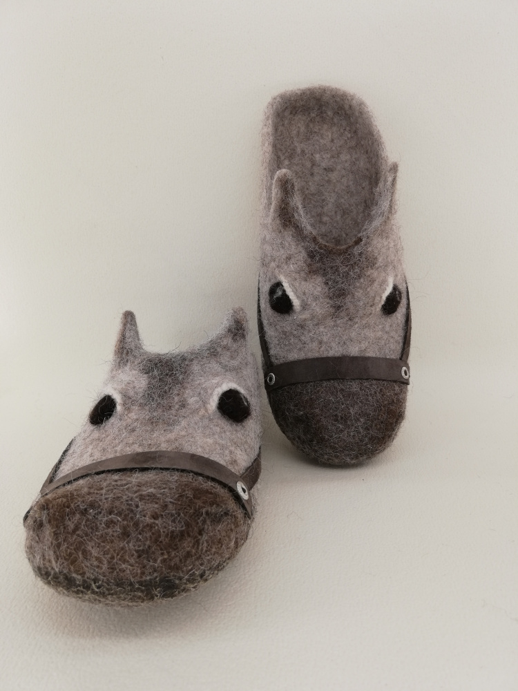 Grey horse slippers picture no. 3