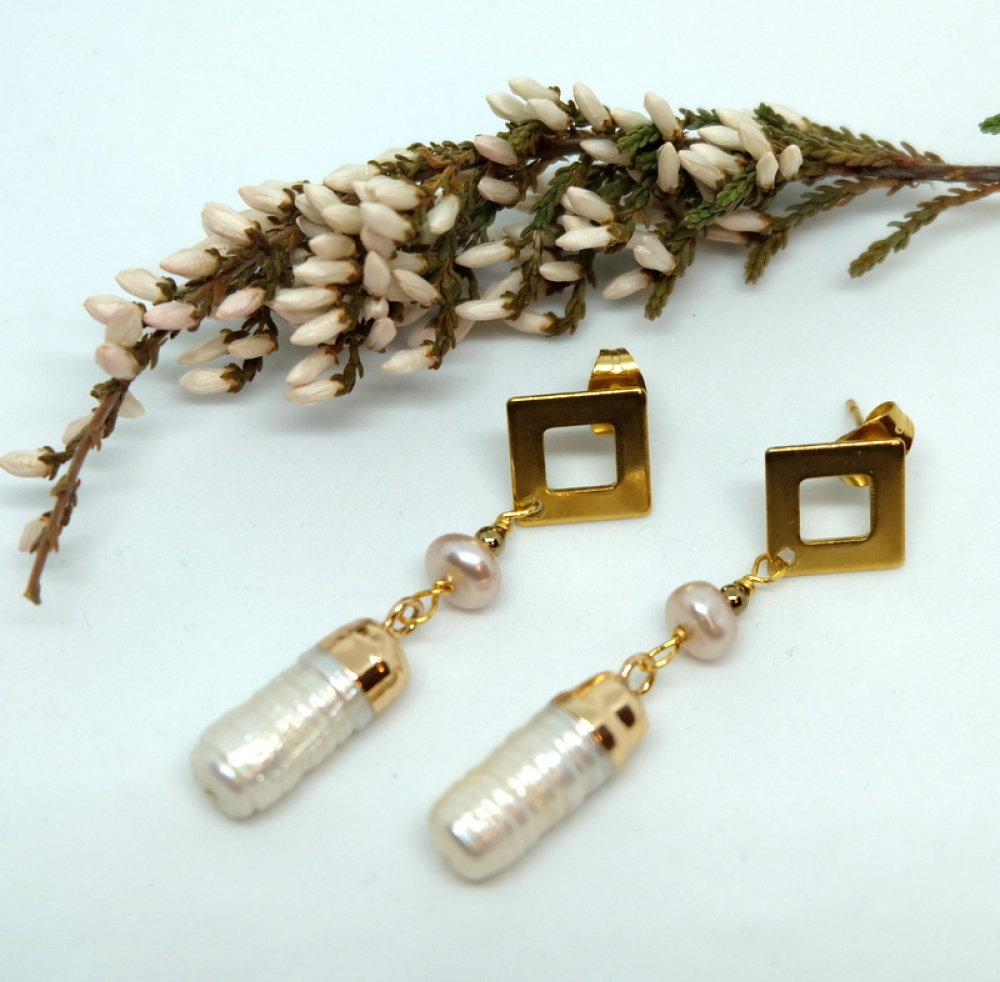 Earrings with elongated Keshi pearls
