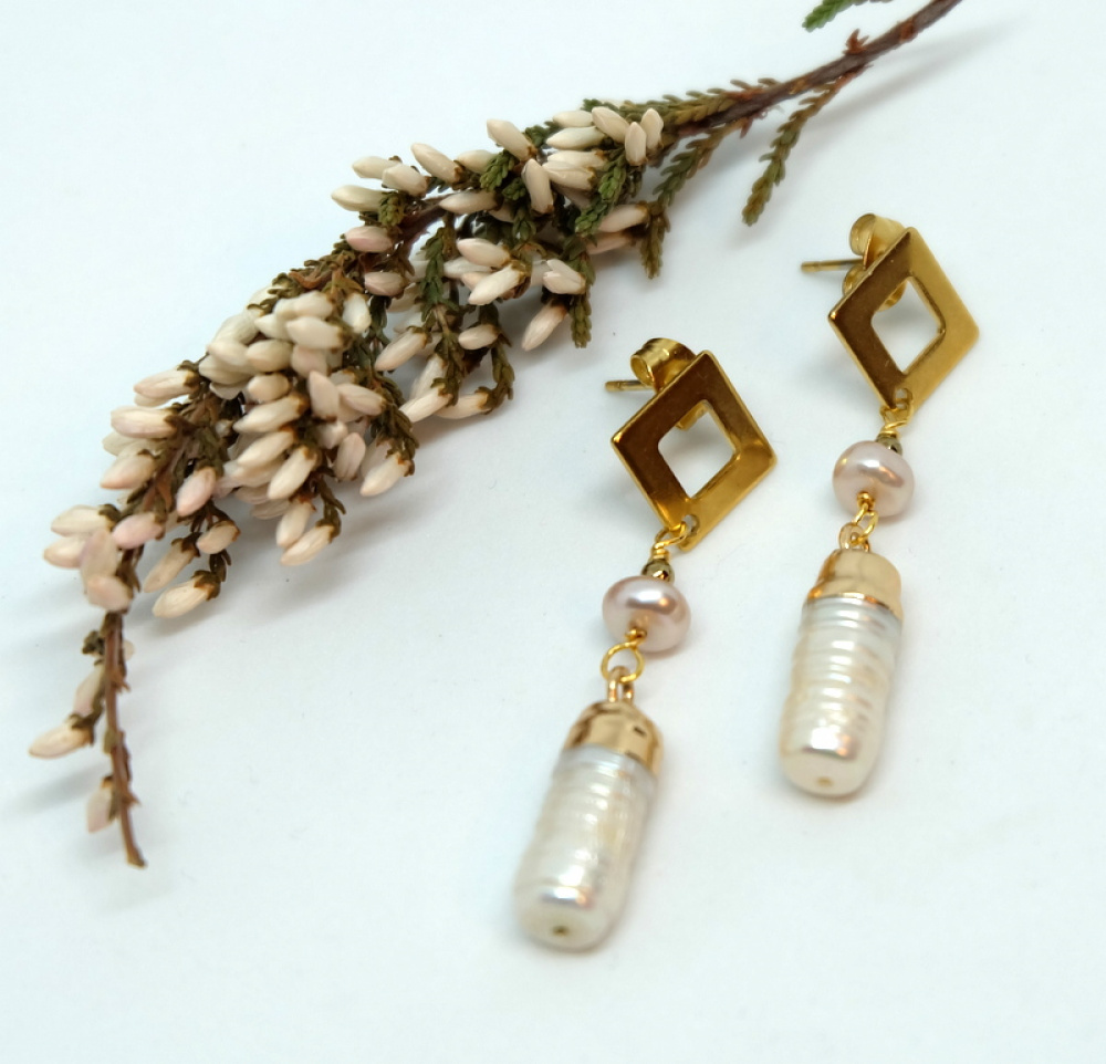 Earrings with elongated Keshi pearls picture no. 2