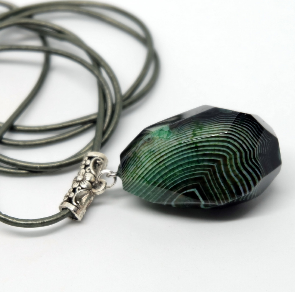 Minimalist pendant with agate