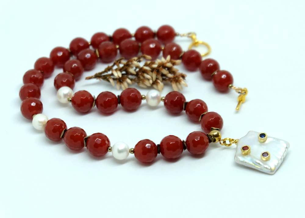 Carnelian and freshwater pearl necklace with pendant
