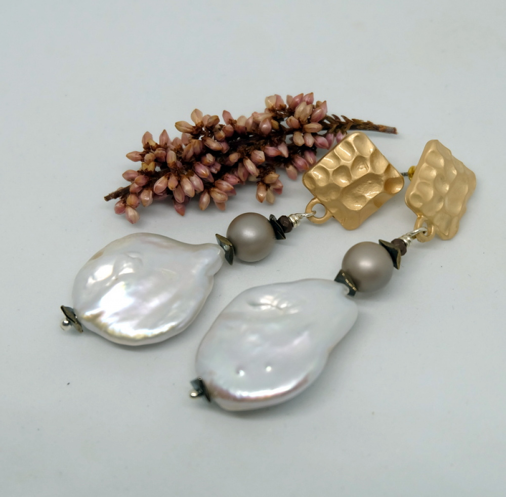 Gorgeous earrings with freshwater pearls