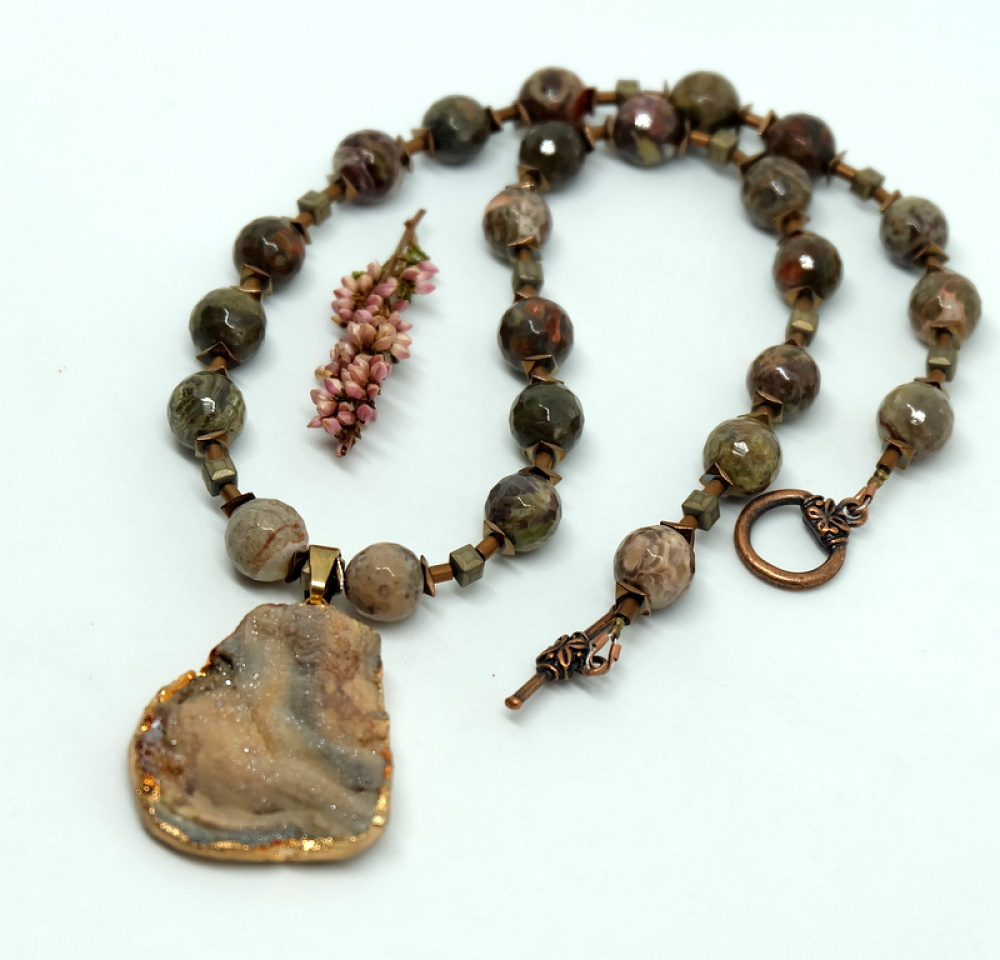 Natural stone necklace with pendant