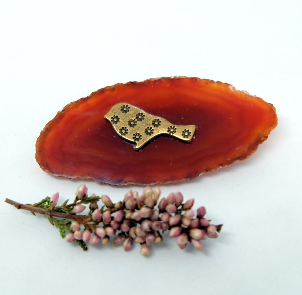 Agate brooch with bird