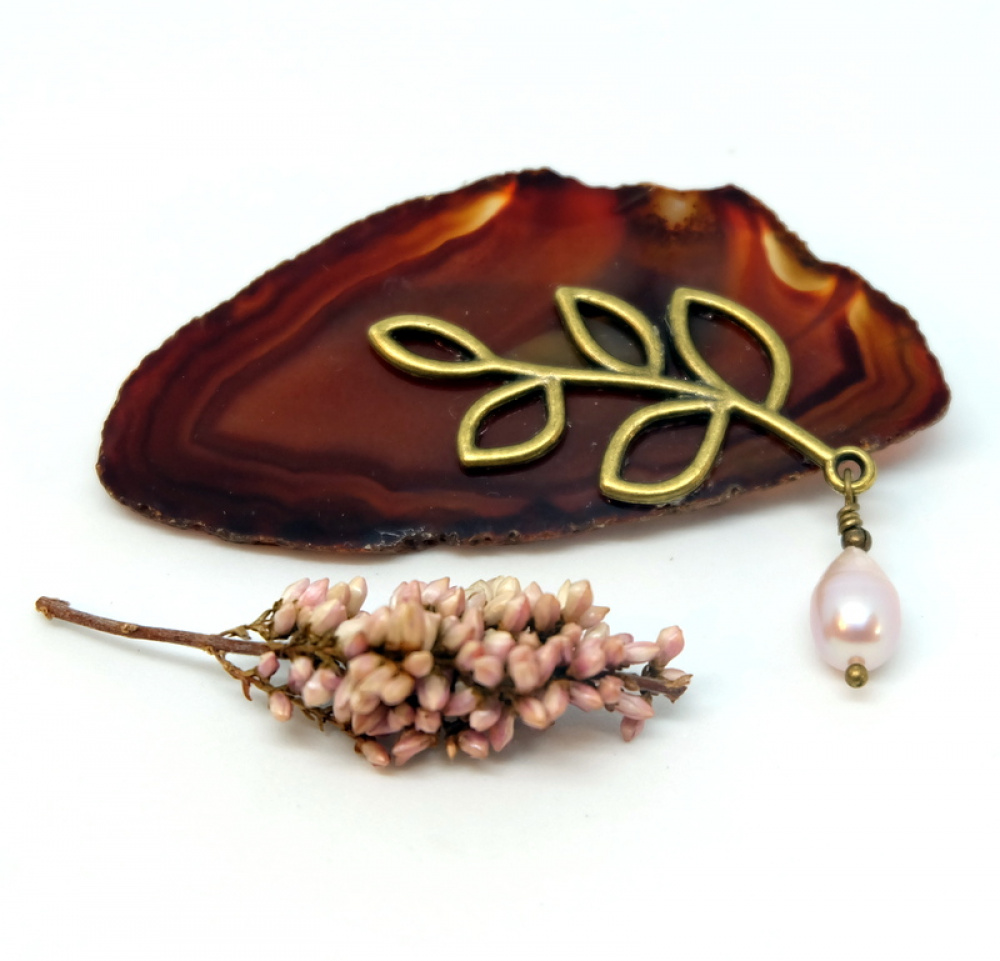 Agate brooch with pearl