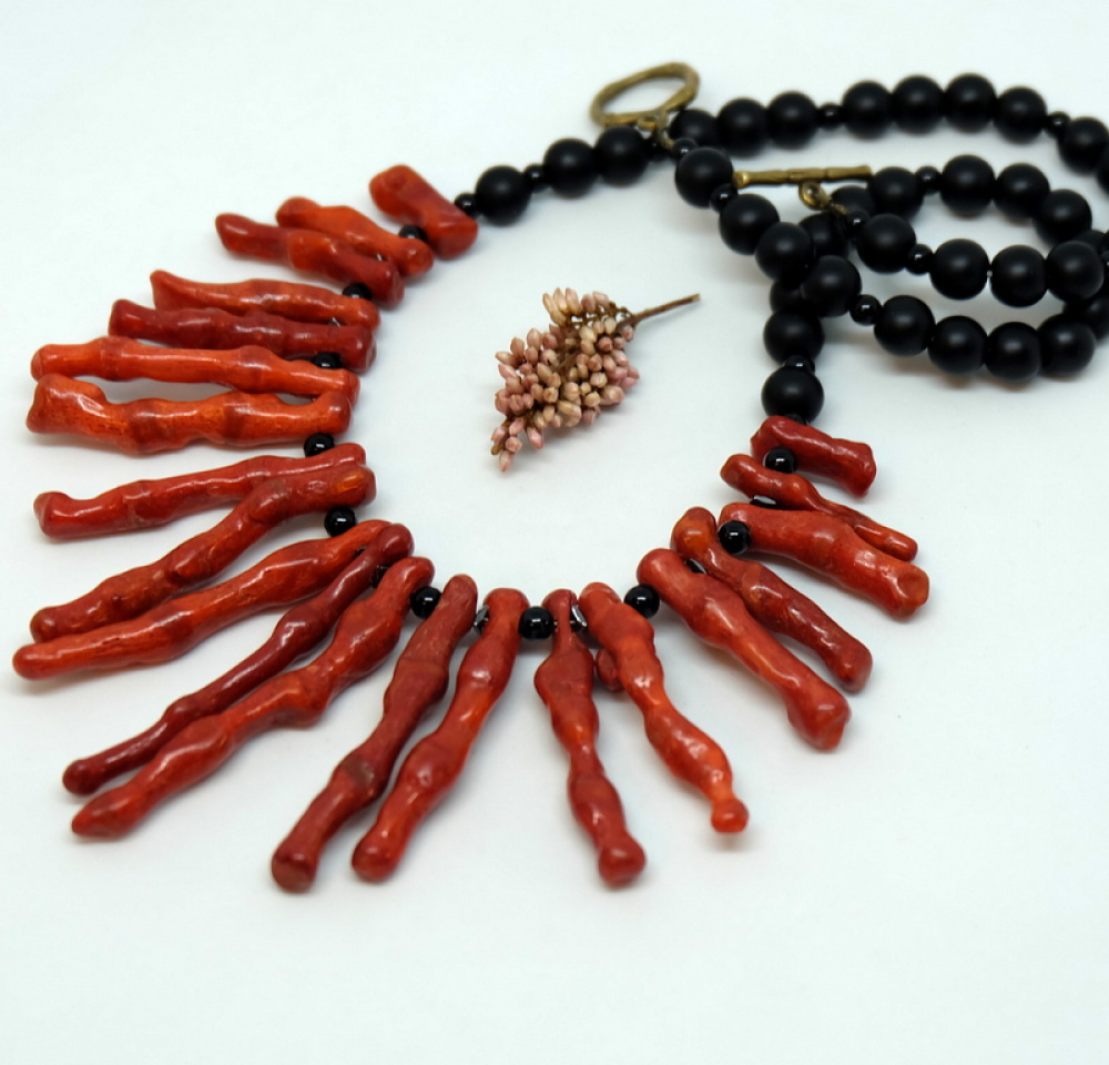 Coral twig and onyx necklace