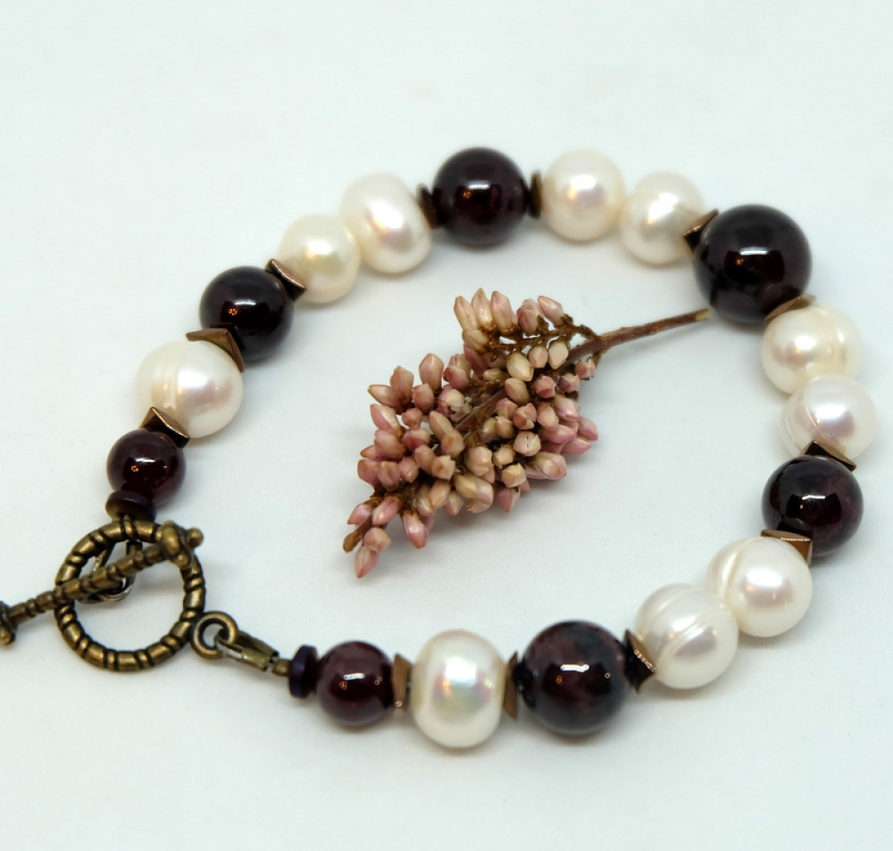 Freshwater pearl and garnet bracelet