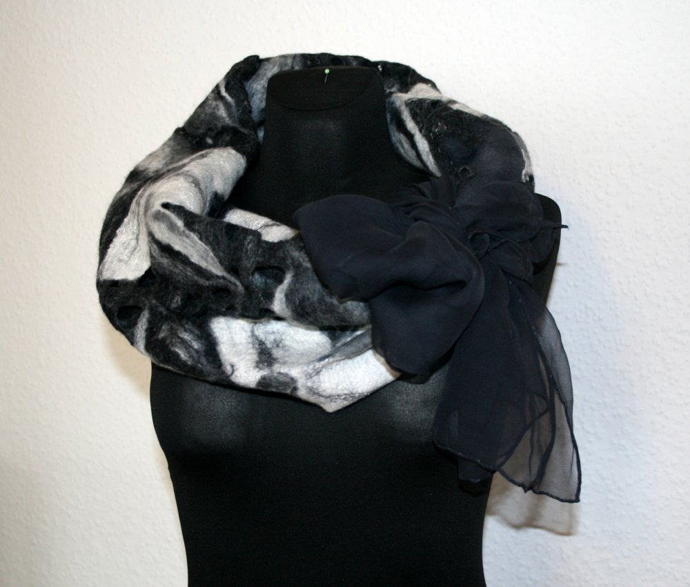 Veltas šalikas ,,BALTI ŽIEDAI,,