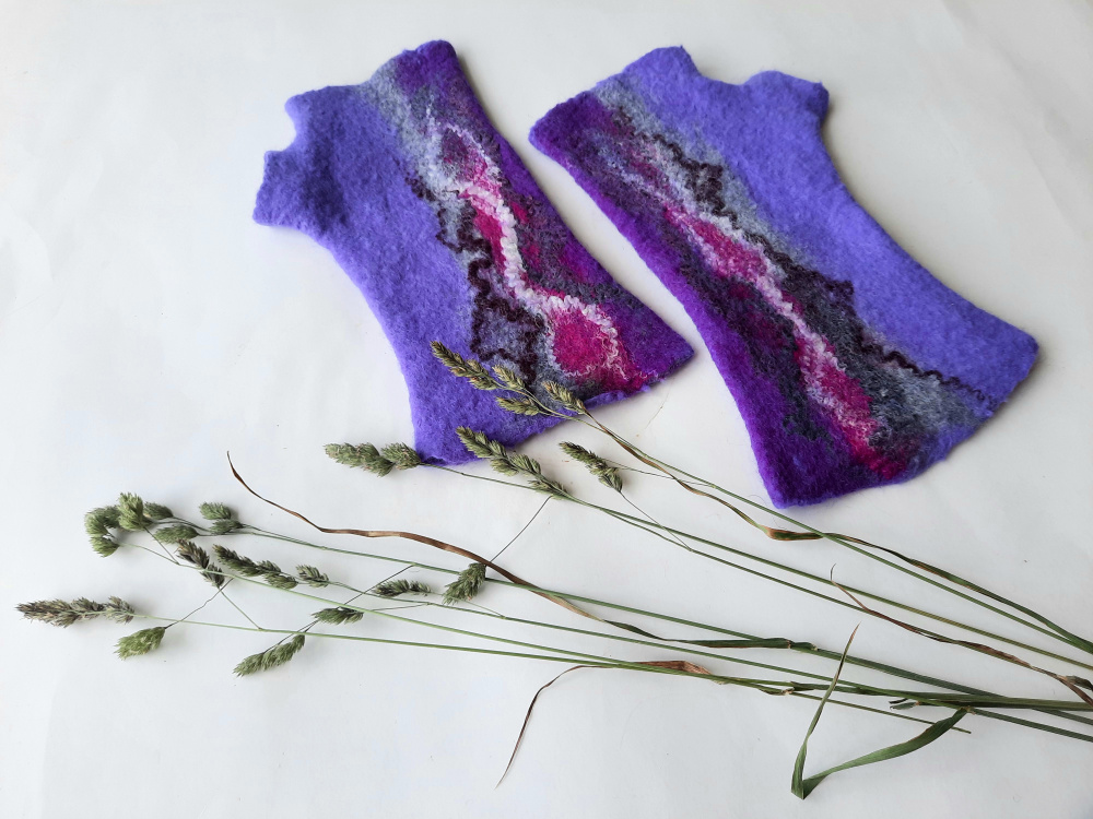 Violetinės riešinės su pirštuku