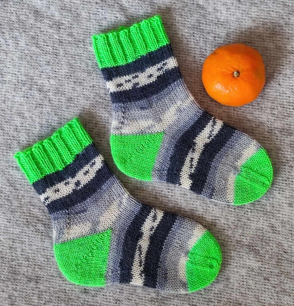 Handmade knitted woolen pattern socks