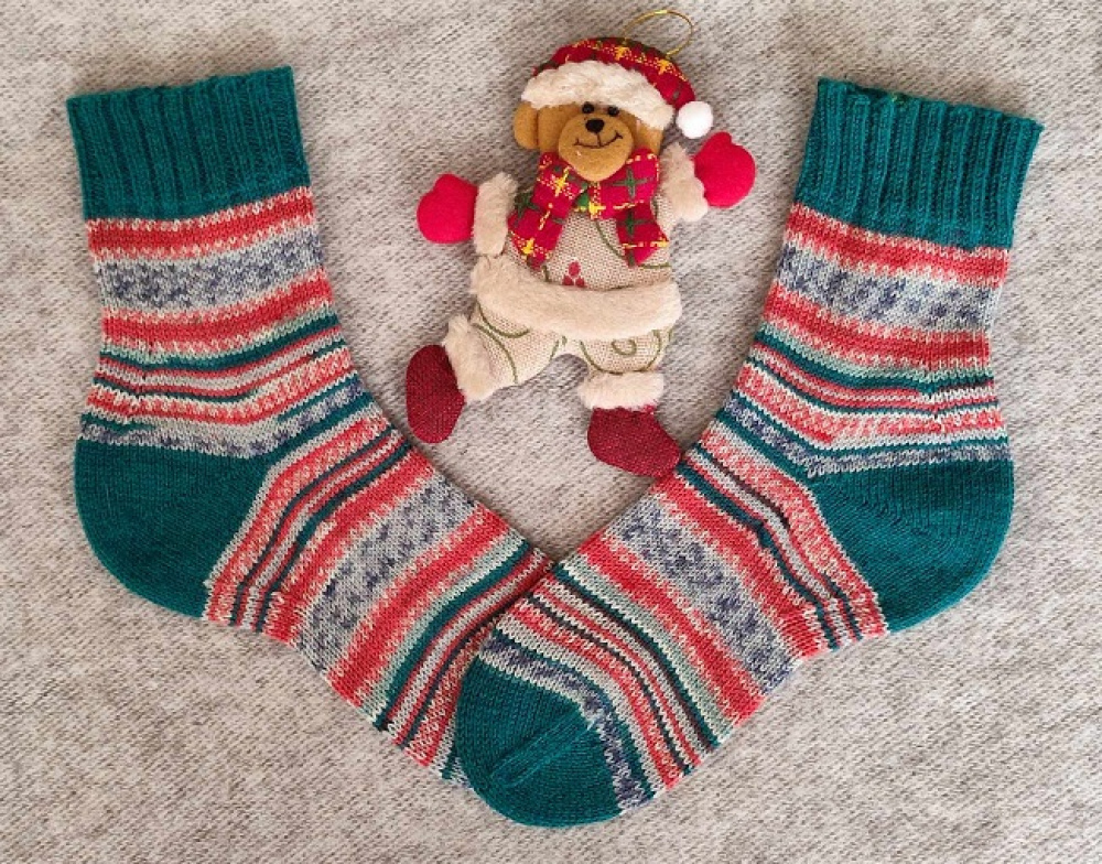 Handmade knitted woolen pattern socks. 75% wool, 25% polyamide, . Strong, warm, soft, durable... 100 gr - 420m ( thin ).