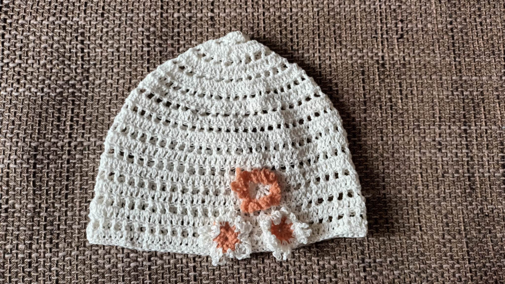 White hat for a 4-8 year old child