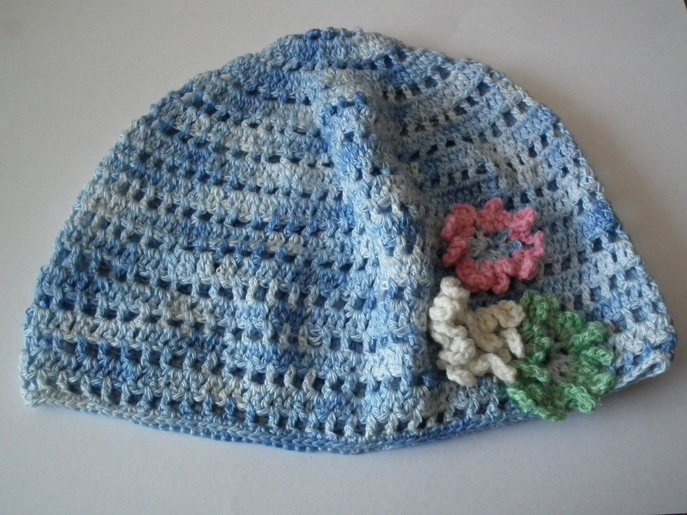 Blue variegated hat for a 4-8 year old child