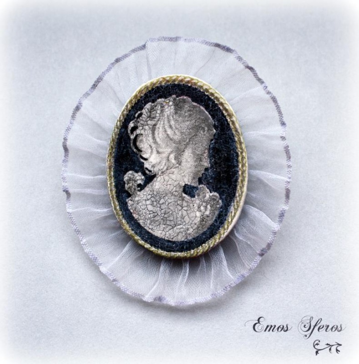 Brooch " gray lady "