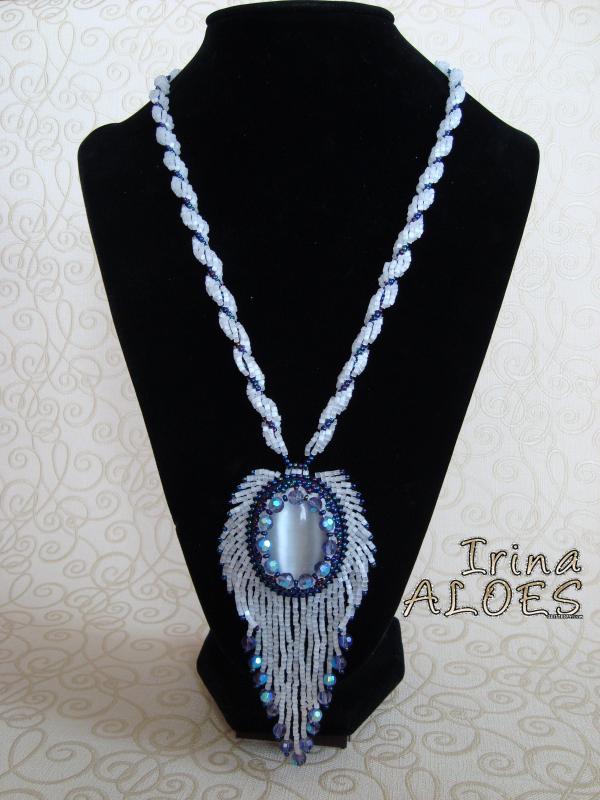 beads " Белый павлин "