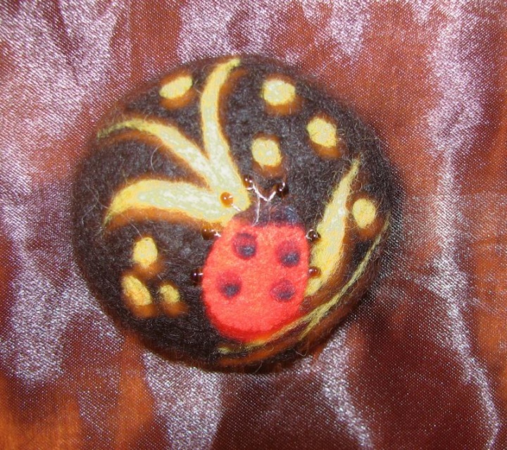 Brooch amber land and ladybird