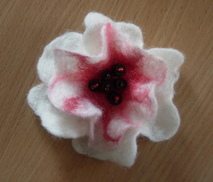 Brooch " White poppy "