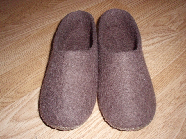 Brown, ordinary tapkučiai