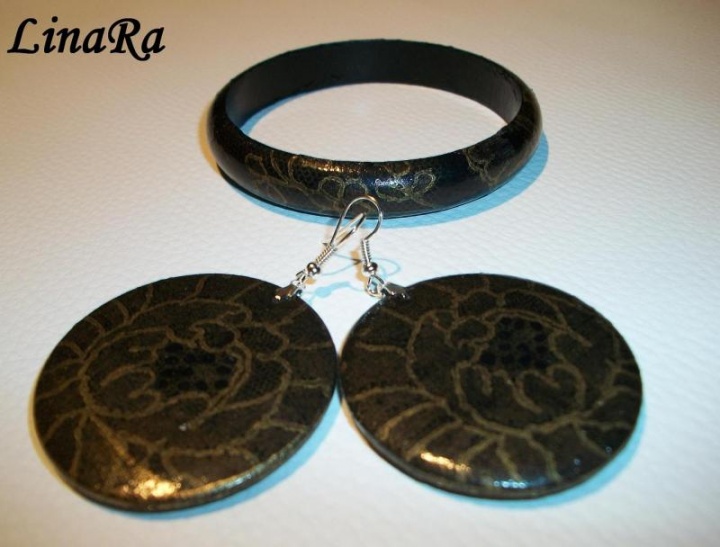 Black earrings and bracelet