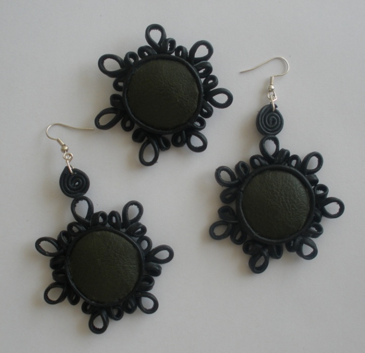 Green-black snowflakes