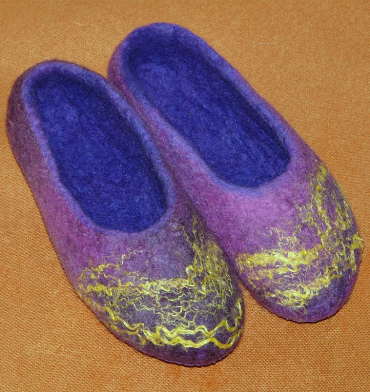 Felt slippers damutei :)