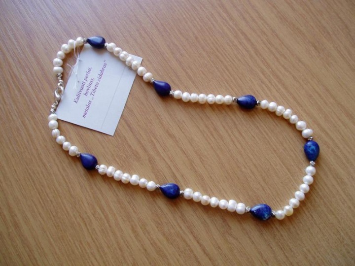 Pearls with blue howlite