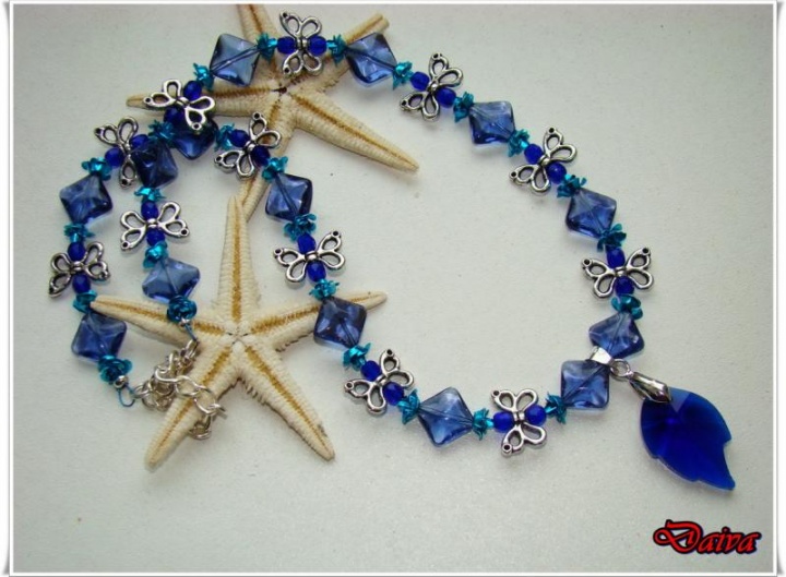 Necklace with leaves
