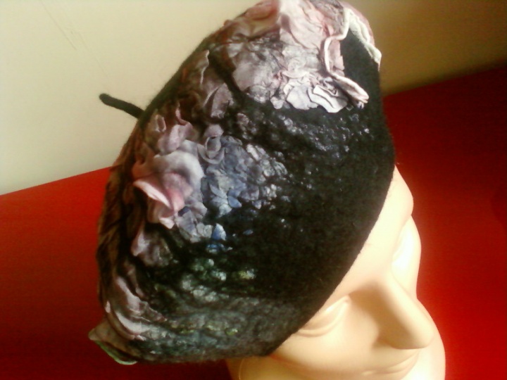 Beret: reddish-black
