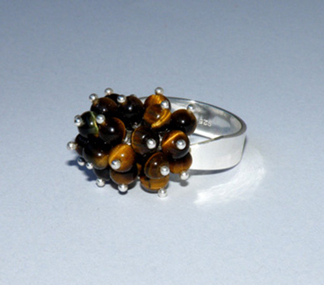 Ring with tiger eyes