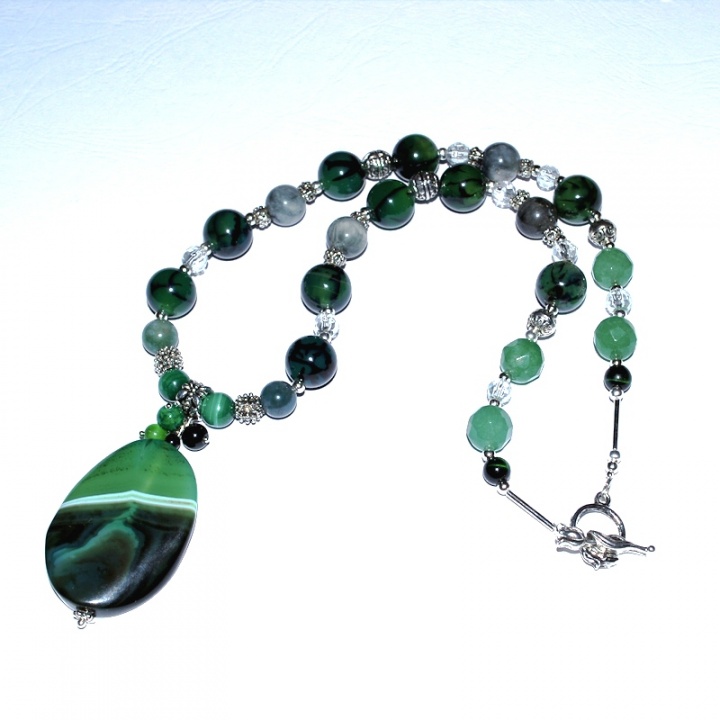 Necklace with agate