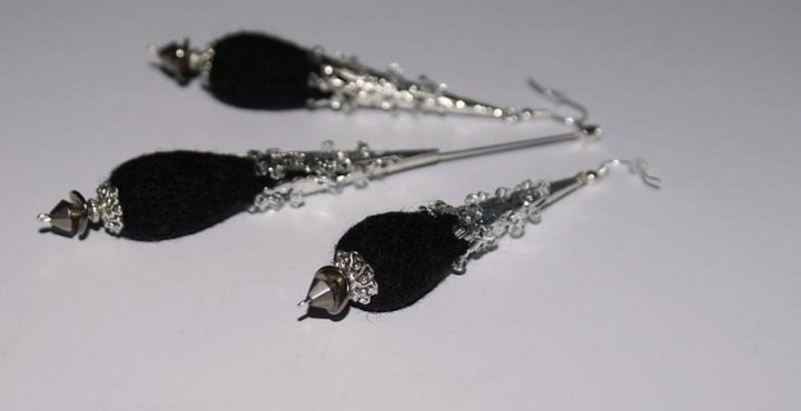 Brooches and earrings k-th " Black II "