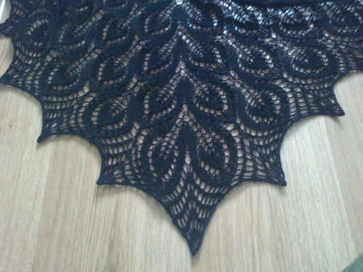 Black shawl picture no. 2