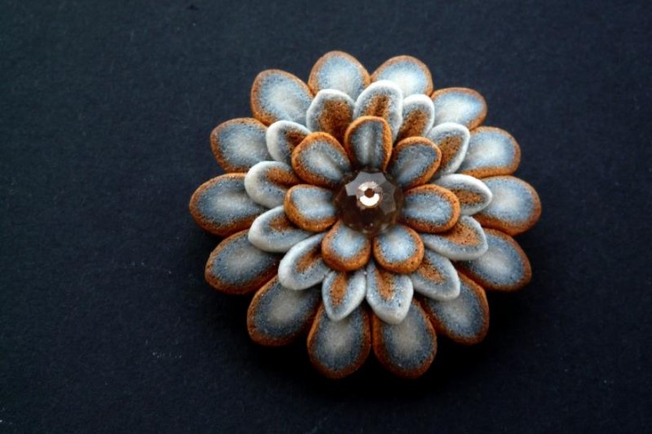 Brooch " Chamomile "